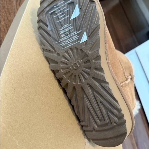 Ugg Bailey Zip mini shearling short boot with side zipper. Size US 6. BRAND NEW! - Picture 6 of 12